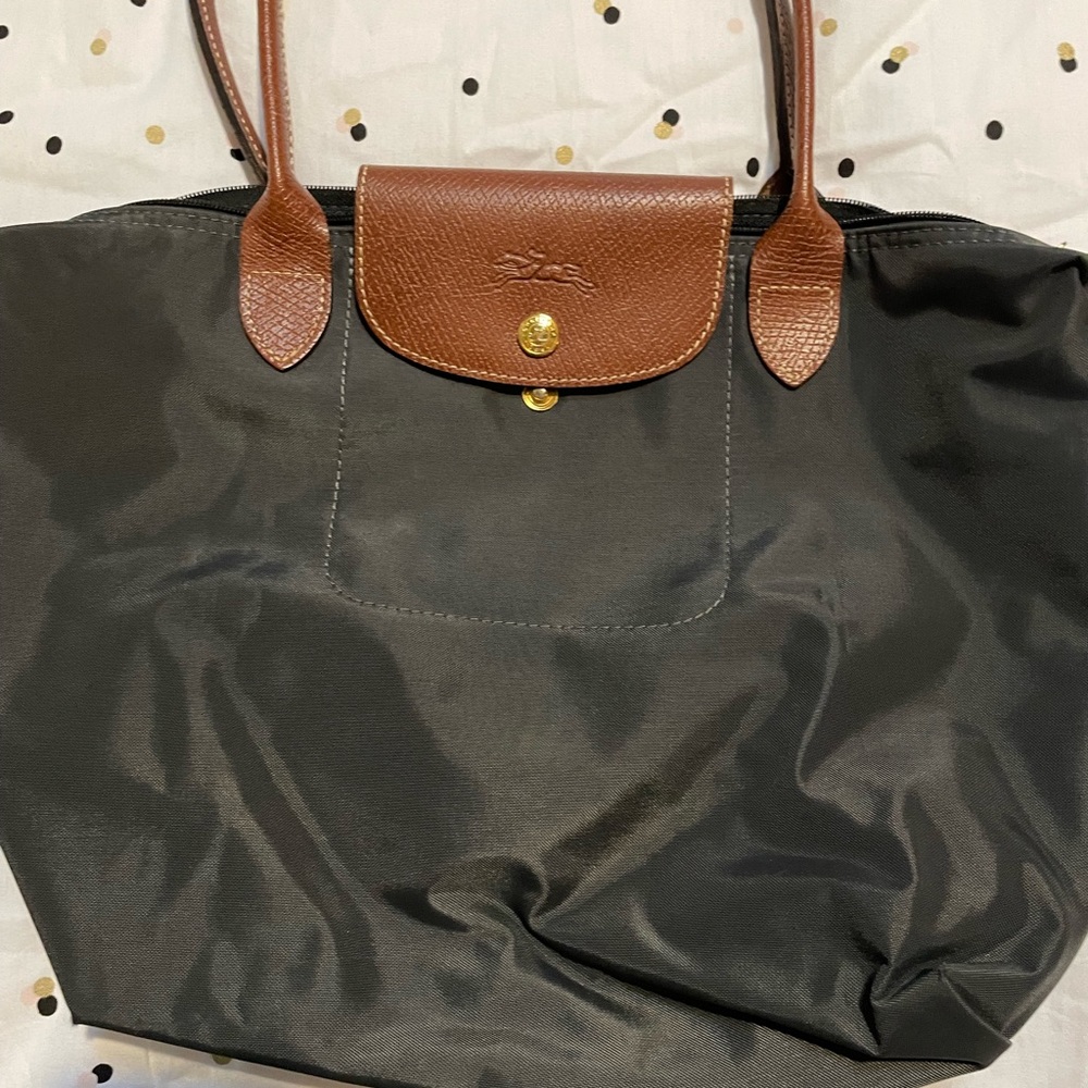 LONGCHAMP GUN METAL COLOR TOTE. Perfect condition.. snaps to fold.. zip to close
